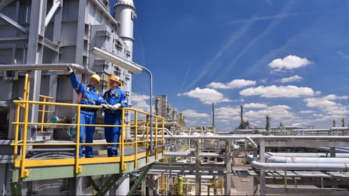 Expert Field Advisors evaluating a refinery to recommend industrial fluid oil solutions.