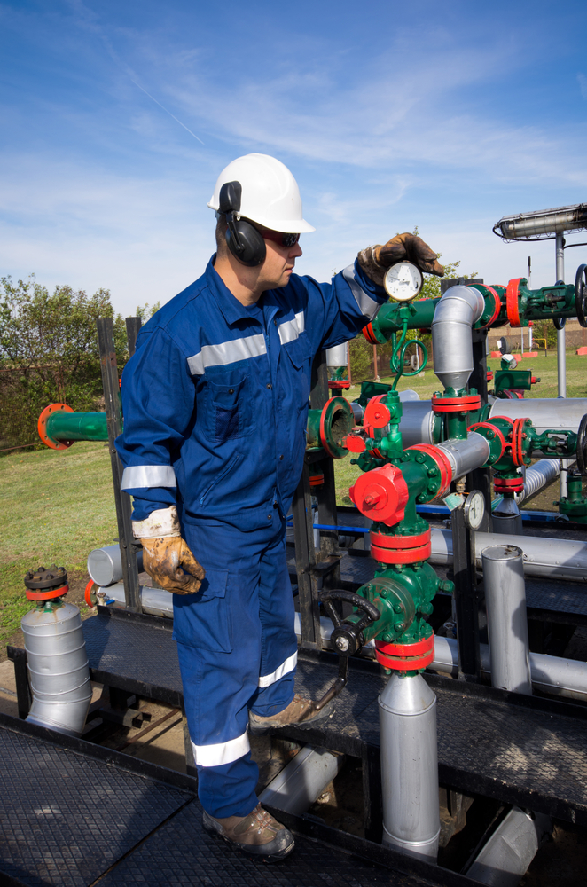 An experienced Field Advisor performs an evaluation of a hydrogen pipeline in Canada.